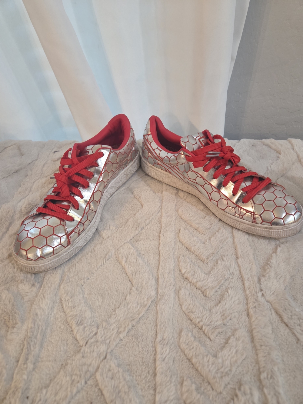 PUMA Men size 8.5 Low Top Lace Sneaker Silver Red Hexagon Activewear 361102-04